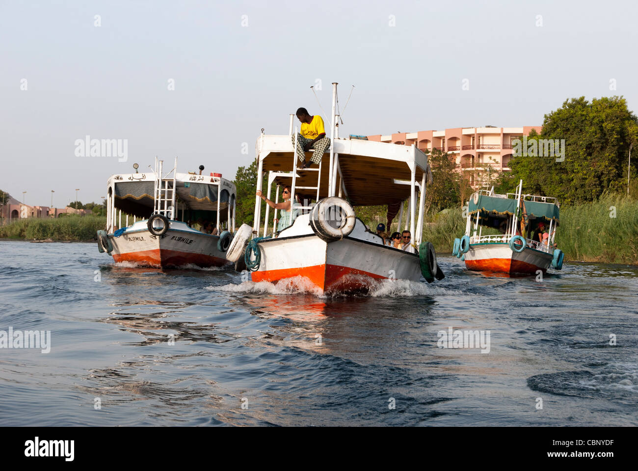 Boote mit Touristen auf dem Nil Fluss - Assuan, Oberägypten Stockfoto