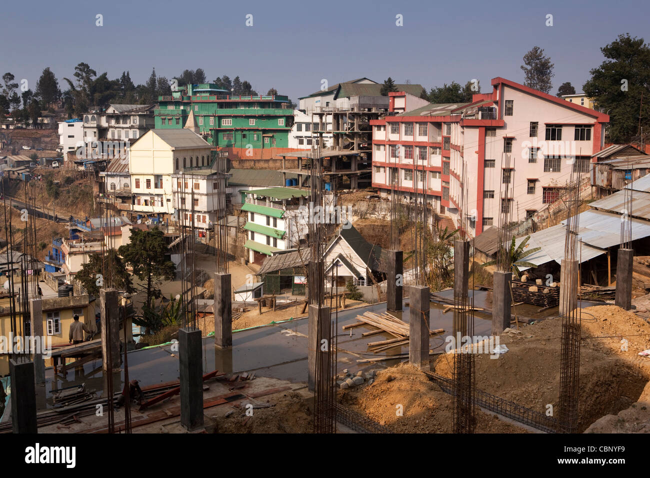 Indien, Nagaland, Kohima, Gebäude im Stadtzentrum gebaut Stockfoto