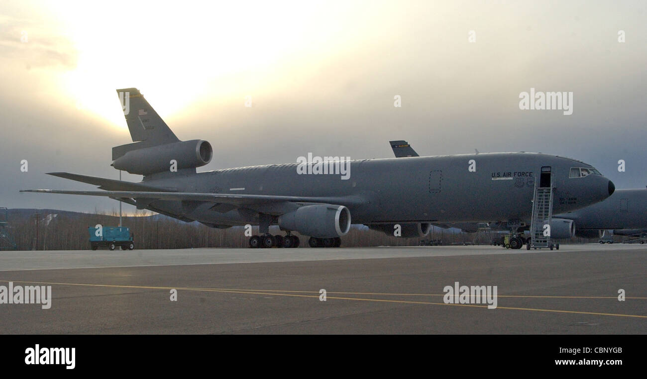 Ein McGuire Air Force Base KC-10 Extender und seine Crew bereiten sich auf einen Morgenflug während der Red Flag-Alaska 07-1 April 11 vor. Red Flag-Alaska ist eine von den Pacific Air Forces gesteuerte Feldtraining-Übung für US-Streitkräfte, die unter simulierten Luftkampfbedingungen geflogen werden. Es wird auf dem Pacific Alaskan Range Complex durchgeführt, wobei Luftoperationen von den Luftwaffenstützpunkten Eielson und Elmendorf geflogen werden. Stockfoto