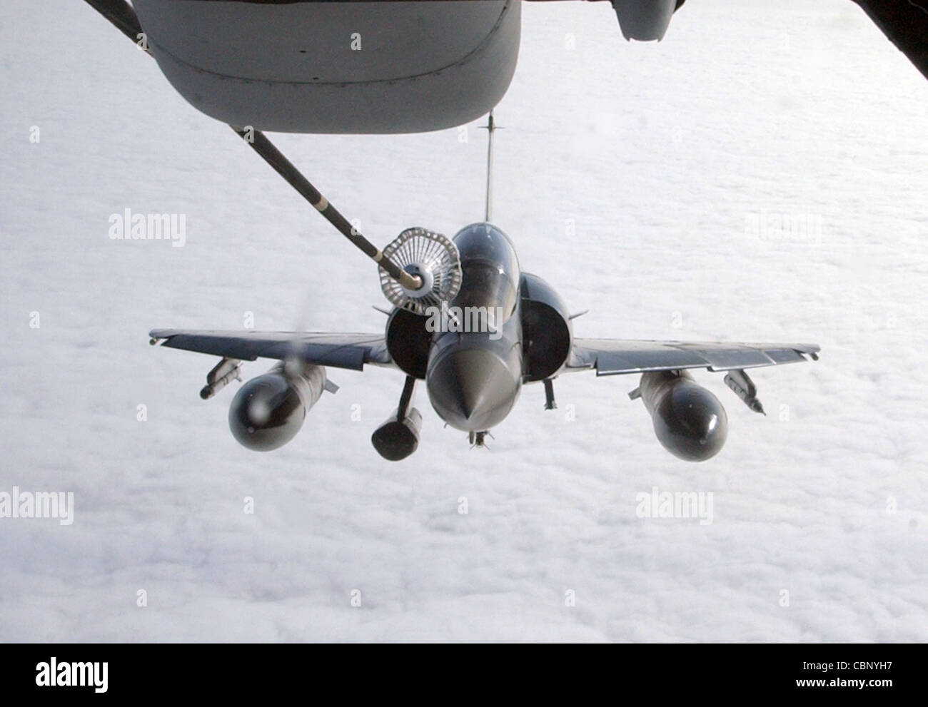 Ein französischer Luftwaffe Mirage 2000 Kampfjet erhält Treibstoff von einem KC-10 Extender während Red Flag-Alaska 07-1 April 11. Kampfflugzeuge benötigen typischerweise Luftbetankung, um zu kämpfen und länger im Kampf zu bleiben. Stockfoto Ein französischer Luftwaffe Mirage 2000 Kampfjet erhält Treibstoff von einem KC-10 Extender während Red Flag-Alaska 07-1 April 11. Kampfflugzeuge benötigen typischerweise Luftbetankung, um zu kämpfen und länger im Kampf zu bleiben. Stockfoto