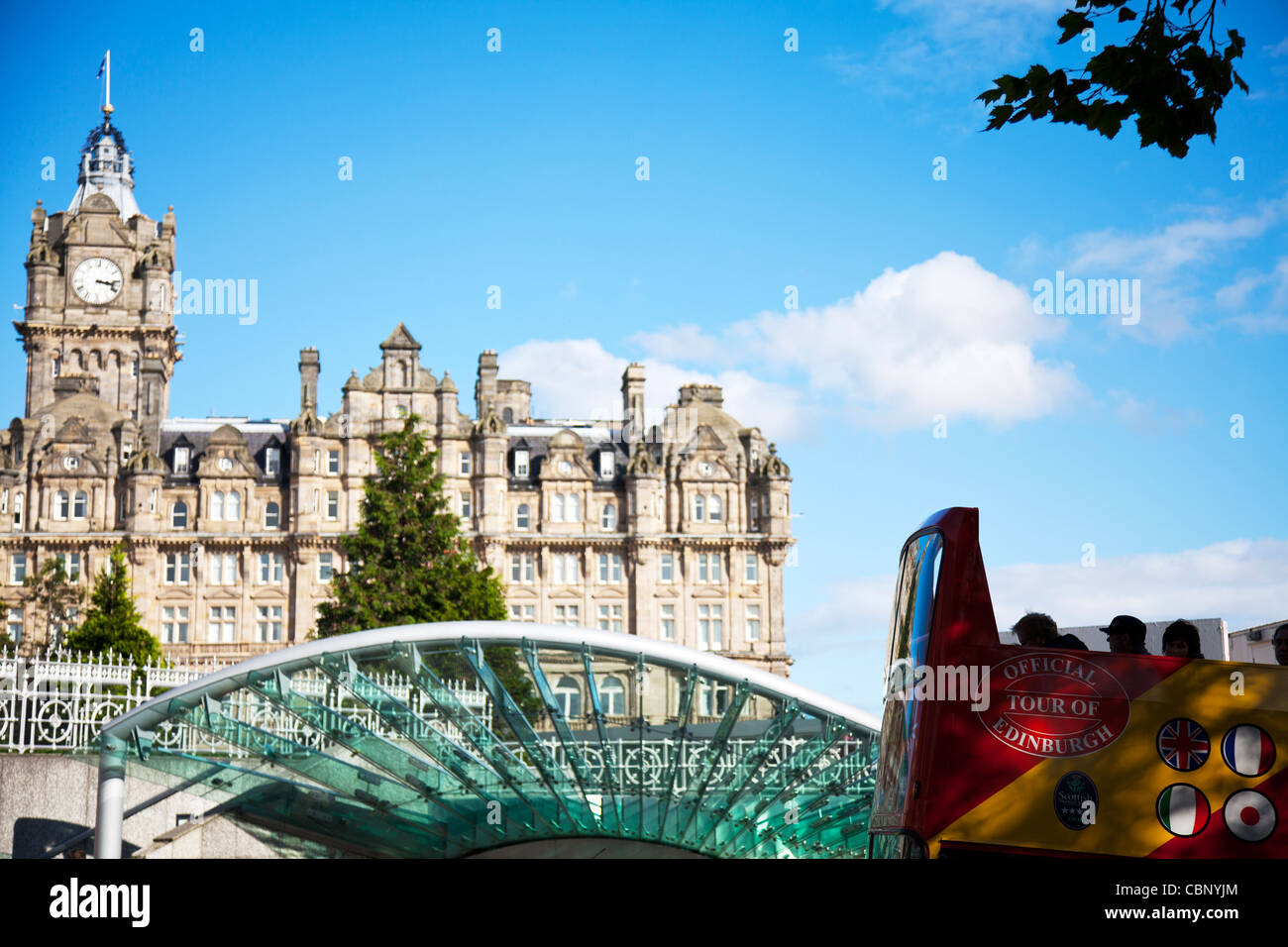 Offizielle Bustour von Edinburgh Busreise vorbeifahren The Balmoral Hotel und Waverley Station mit Touristen an Bord Stockfoto
