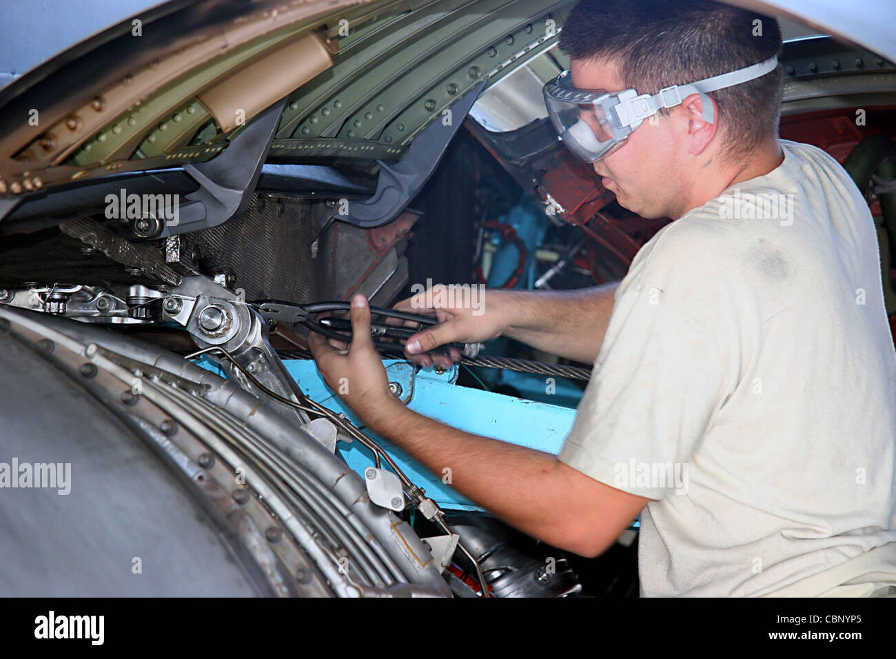 Airman 1st Class Louis Martens beendet die Installation von Sicherheitsdrähten an den Motoraufhängungen eines Ersatzmotors an einem KC-10 Extender Nov. 23. Airman Martens ist mit der 380. Expeditionary Aircraft Maintenance Squadron auf einem Luftwaffenstützpunkt in Südwestasien. Stockfoto Airman 1st Class Louis Martens beendet die Installation von Sicherheitsdrähten an den Motoraufhängungen eines Ersatzmotors an einem KC-10 Extender Nov. 23. Airman Martens ist mit der 380. Expeditionary Aircraft Maintenance Squadron auf einem Luftwaffenstützpunkt in Südwestasien. Stockfoto