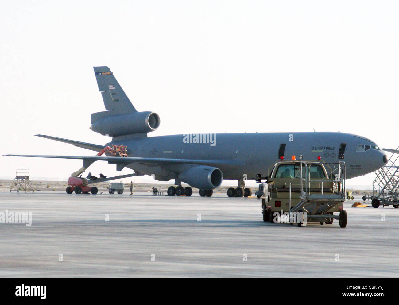 Wartung Airmen arbeiten an einem KC-10 Extender während des Betriebs auf einem Luftwaffenstützpunkt in Südwestasien 6. Januar 2010. Stockfoto