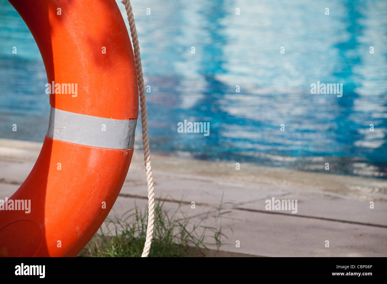 Orange rote Ring-Boje mit Pool im Hintergrund Stockfoto