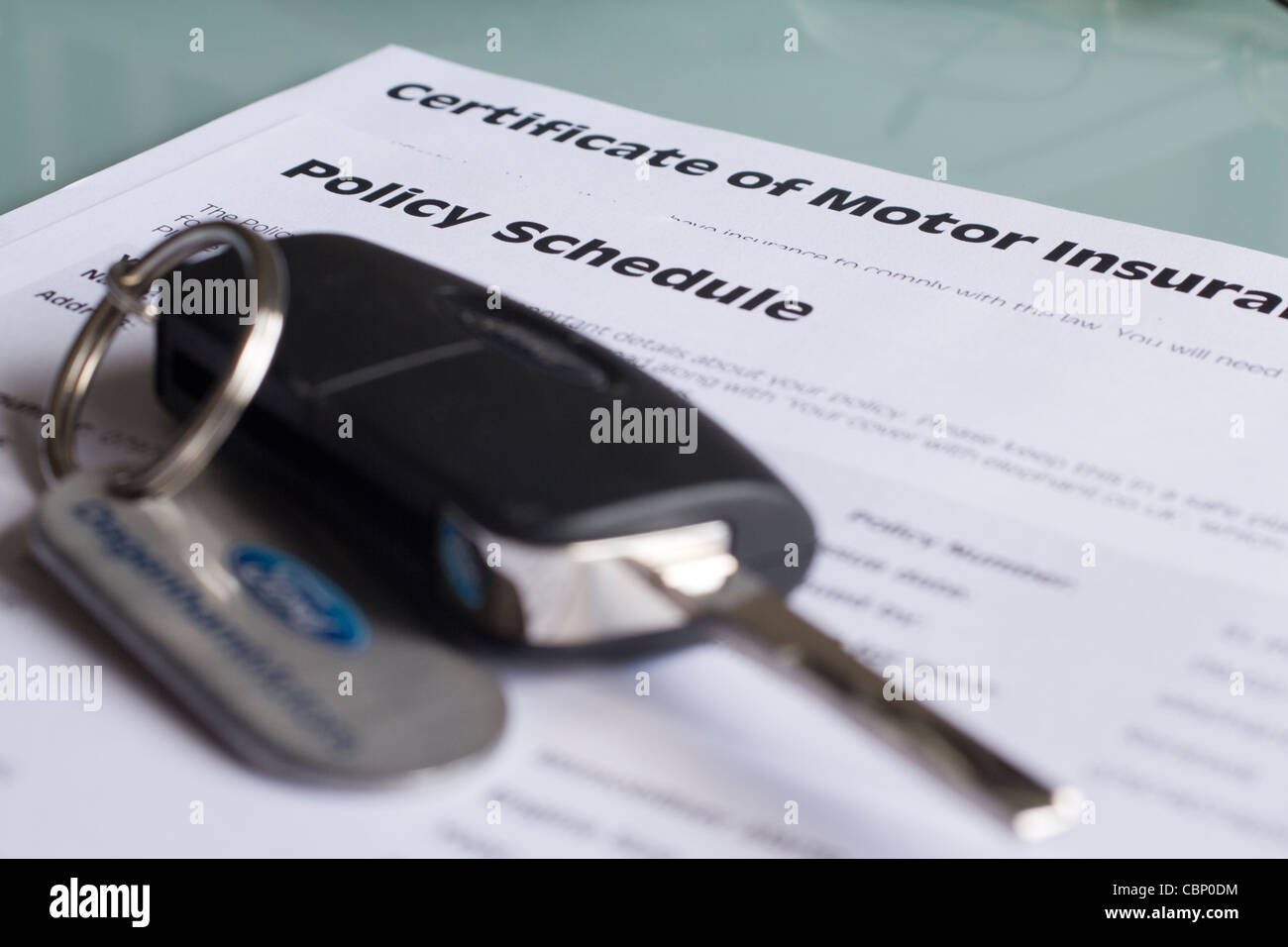 Britisches Zertifikat für Kfz-Versicherung und Policenplan mit detaillierten Versicherungsbedingungen für Kfz-Versicherungen. Stockfoto