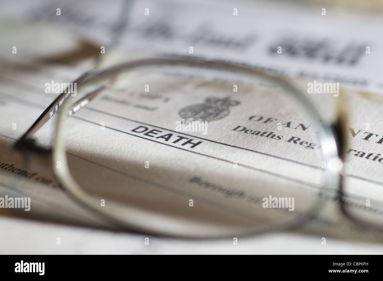 Offizielles Vereinigtes Königreich (UK) Totenschein-Formular, das zur Registrierung und Bescheinigung des Todes einer Person verwendet wird Stockfoto