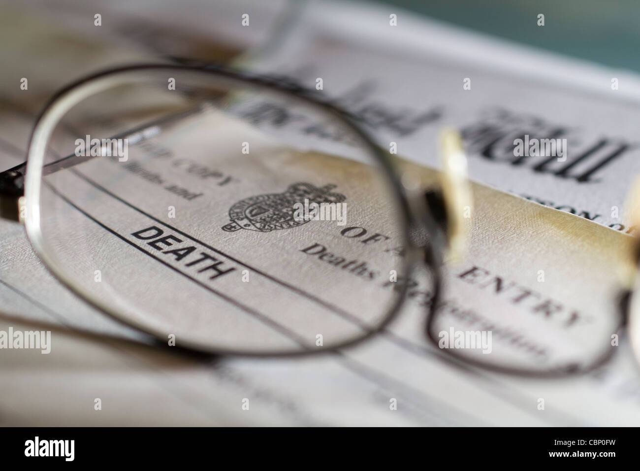 Offizielles Vereinigtes Königreich (UK) Totenschein-Formular, das zur Registrierung und Bescheinigung des Todes einer Person verwendet wird Stockfoto