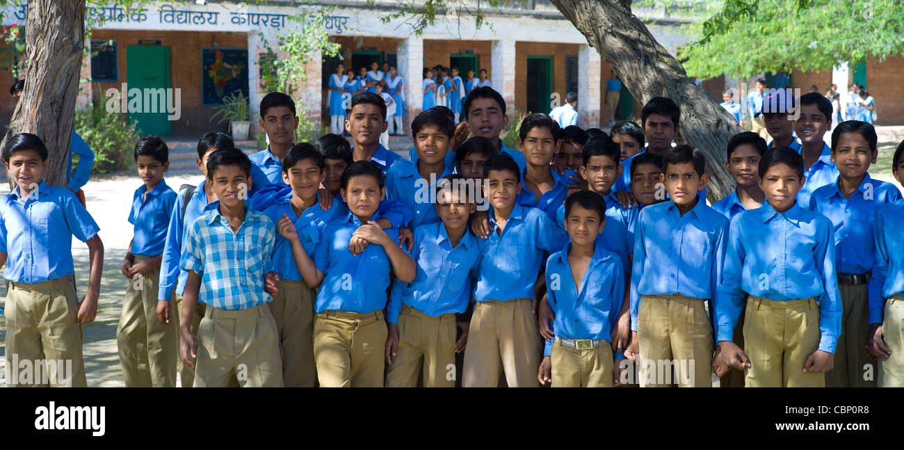 Indisch-hinduistischen Schulkinder in der staatlichen Schule in Kaparda Dorf in Rajasthan, Nordindien Stockfoto