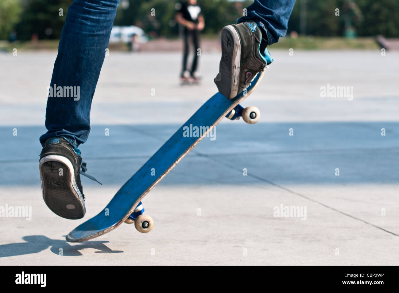 junge Skater segelnder Stunt auf seinem blauen Brett Stockfoto