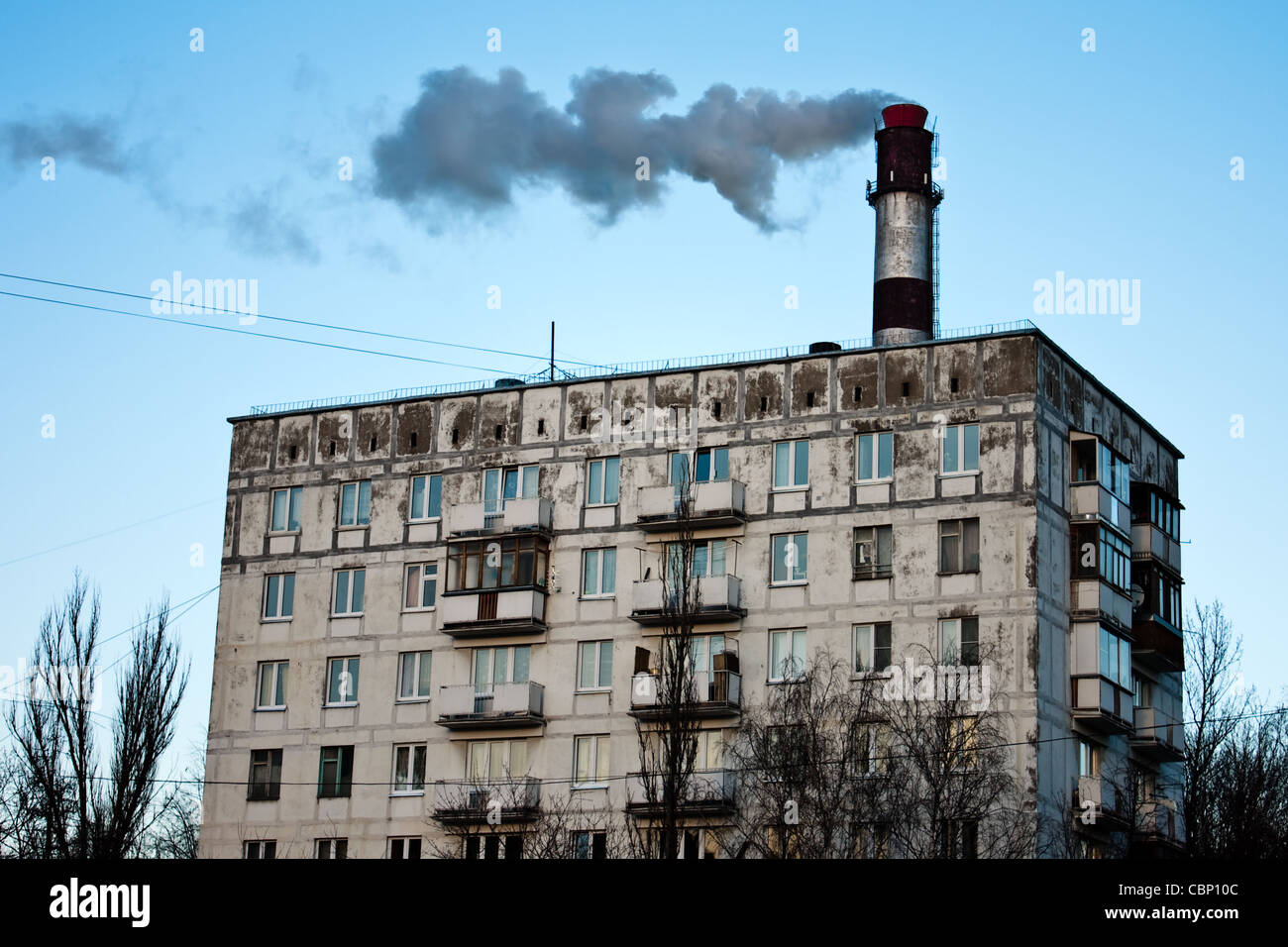 Grunge-Foto von Rauchen Rohr und hässliches Haus Stockfoto