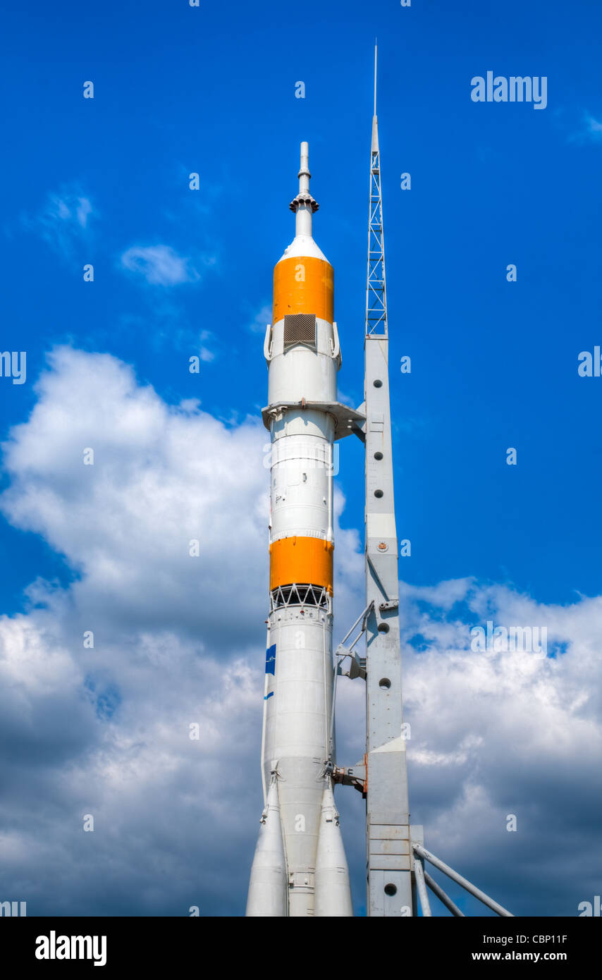 Rakete am Start Bett mit blauen bewölkten Himmel im Hintergrund einsatzbereit Stockfoto
