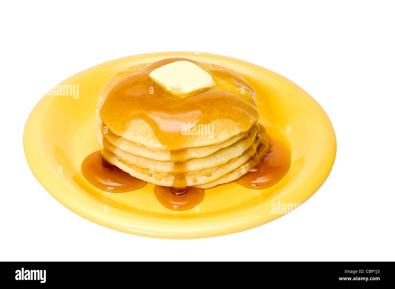 Stapel von Pfannkuchen mit Ahornsirup und Butter auf Platte. Isoliert auf weißem Hintergrund mit Beschneidungspfad. Stockfoto
