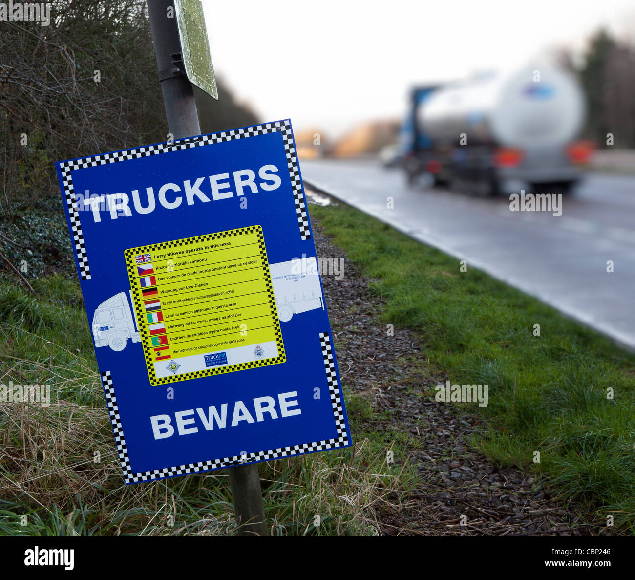 Vorsicht bei Trucker LKW Diebstahl Zeichen in verschiedenen europäischen Sprachen im Layby Wales UK Stockfoto