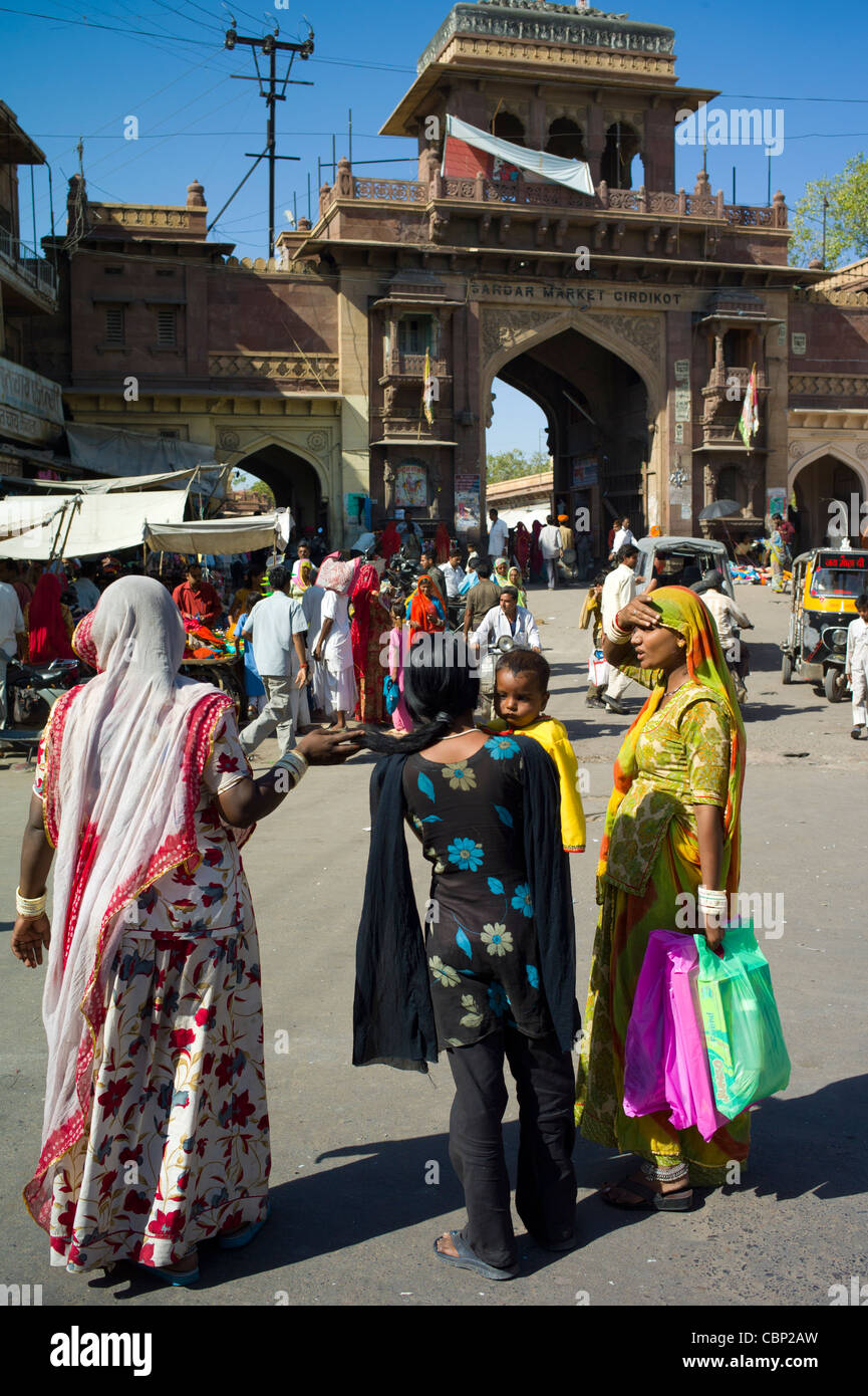 Indische Frauen einkaufen, Straßenszene am Markt Sardar Girdikot, Jodhpur, Rajasthan, Nordindien Stockfoto