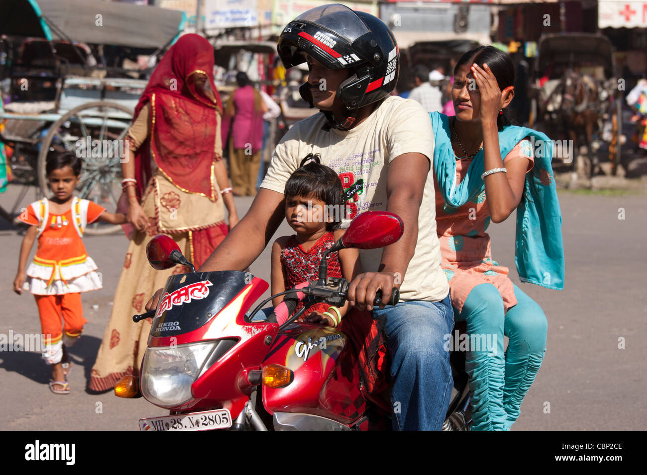 Indische Familie, Motorrad, Straßenszene am Markt Sardar Girdikot, Jodhpur, Rajasthan, Nordindien Stockfoto