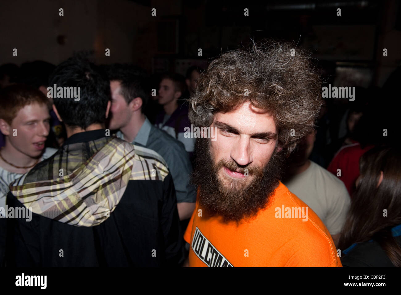 Athener in K44 Club in Konstantinoupoleos Str im pulsierenden Stadtteil von Gazi in Athen. Stockfoto