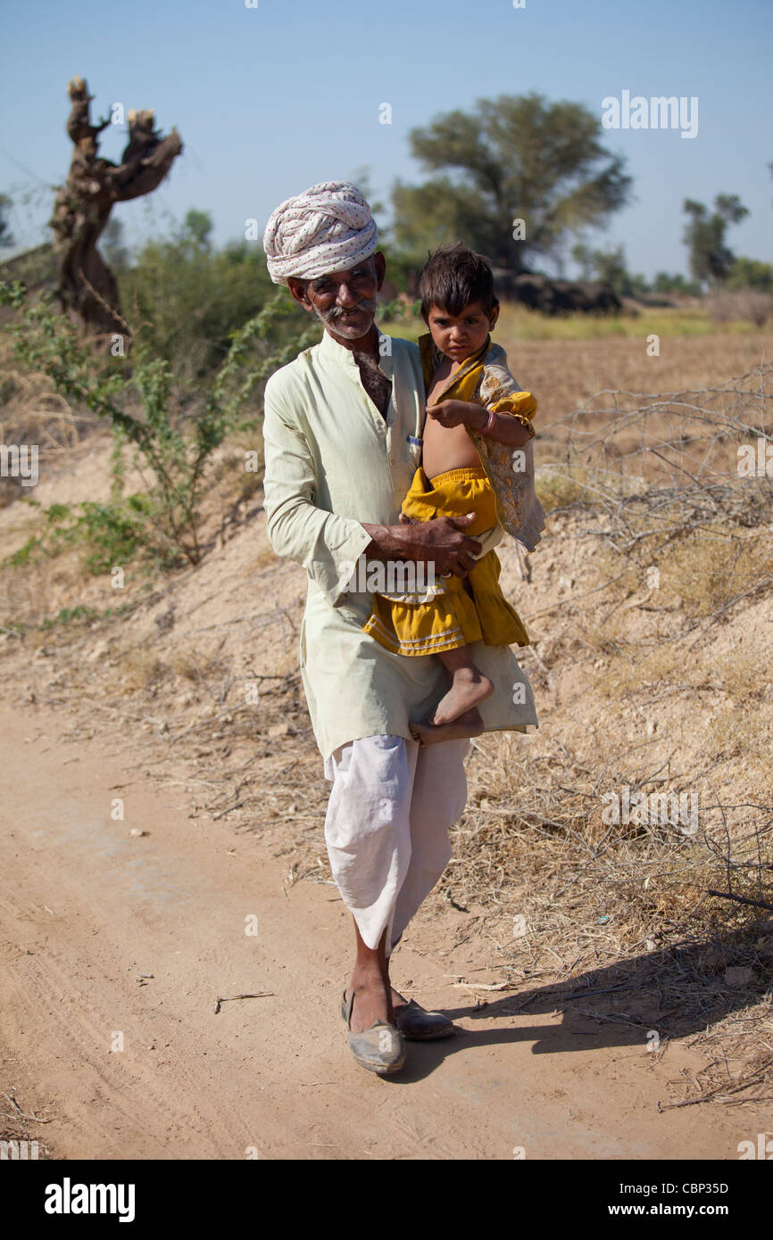 Indische Bishnoi Mann mit Enkel in der Nähe von Rohet in Rajasthan, Nordindien Stockfoto