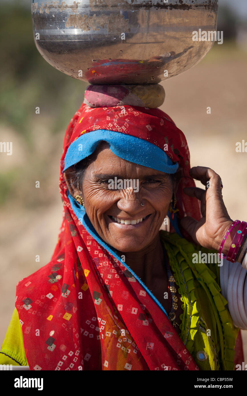 Indische Bishnoi Frau mit Wasserkrug in der Nähe von Rohet in Rajasthan, Nordindien Stockfoto