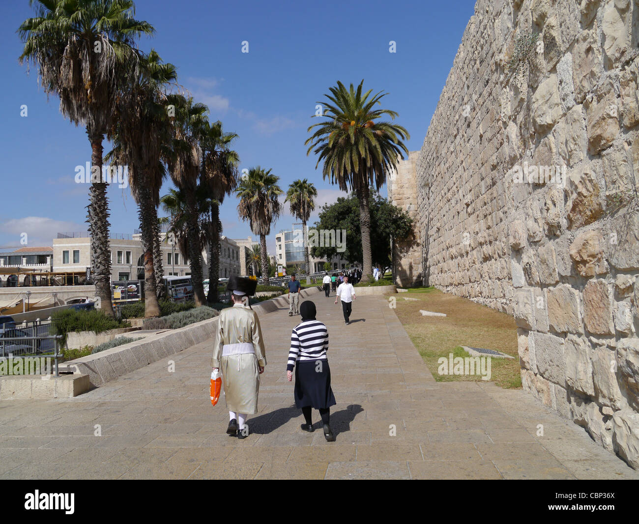 Religiöse Juden, die zu Fuß neben Außenwände der Jerusalemer Altstadt in der Nähe von Jaffa-Tor Stockfoto