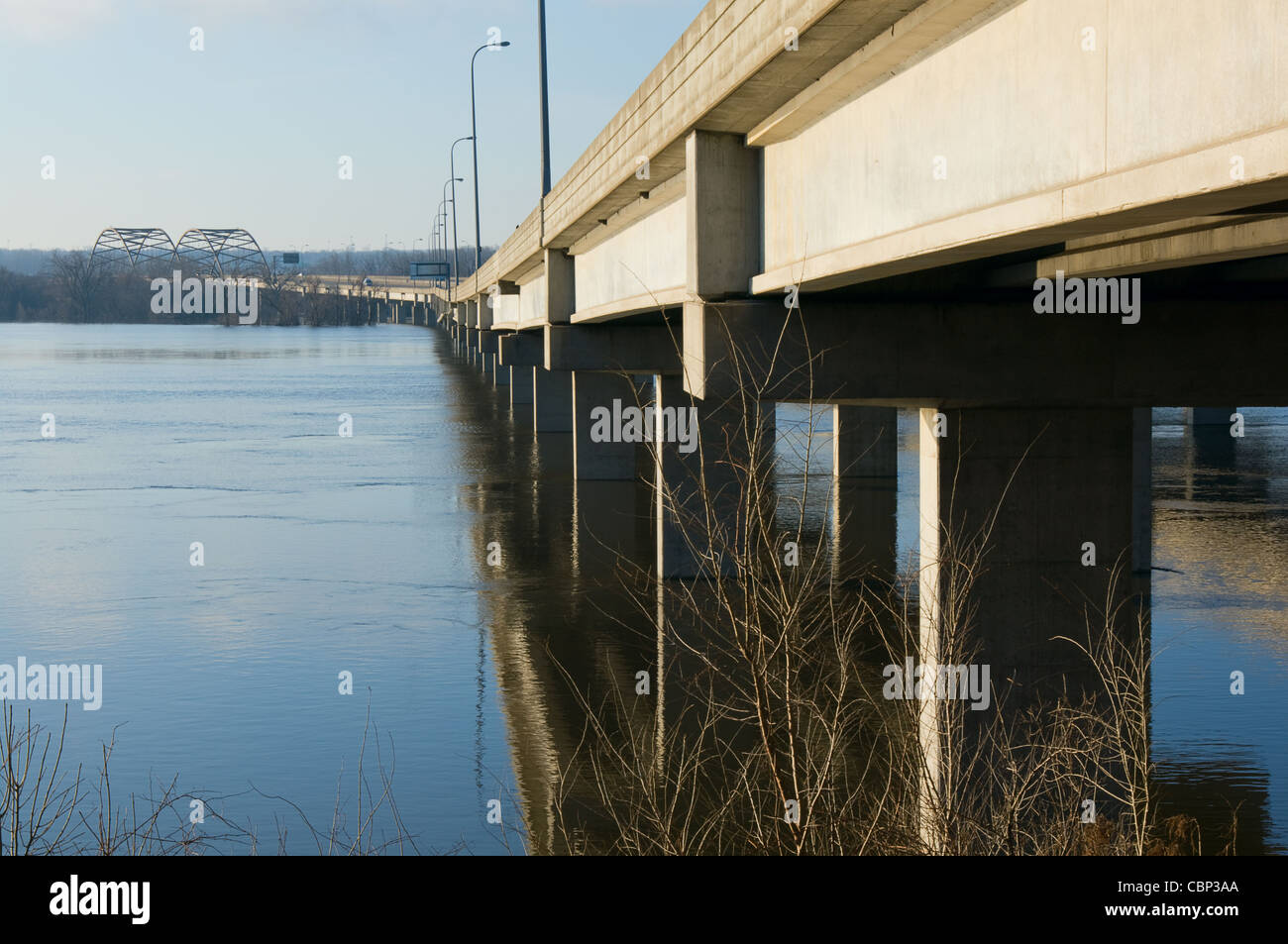 Cedar Avenue Bridge oder Highway 77 über den Minnesota River zwischen Eagan und Bloomington Minnesota Stockfoto