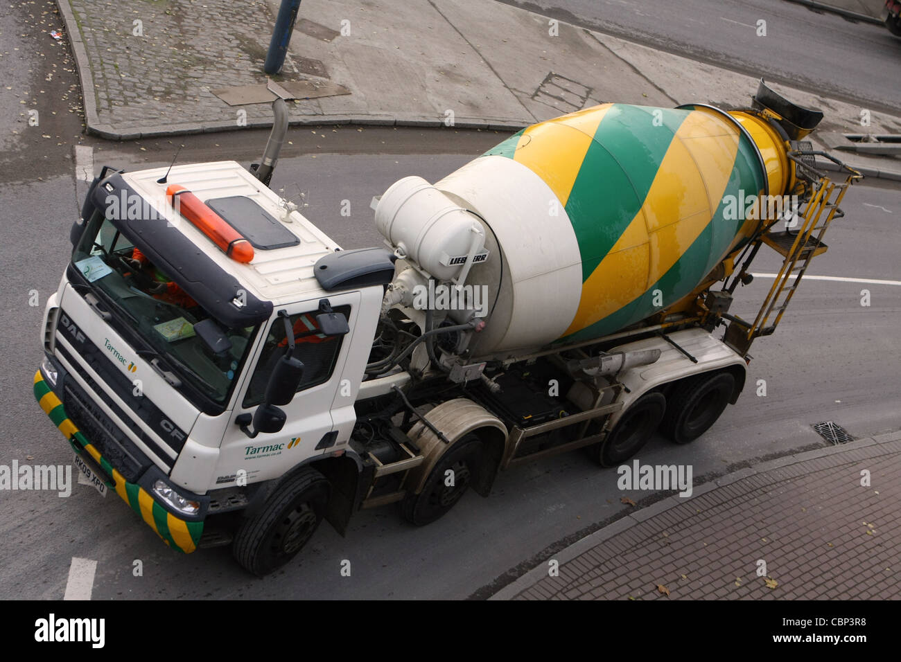 ein LKW Reisen entlang einer Straße in London, England Stockfoto