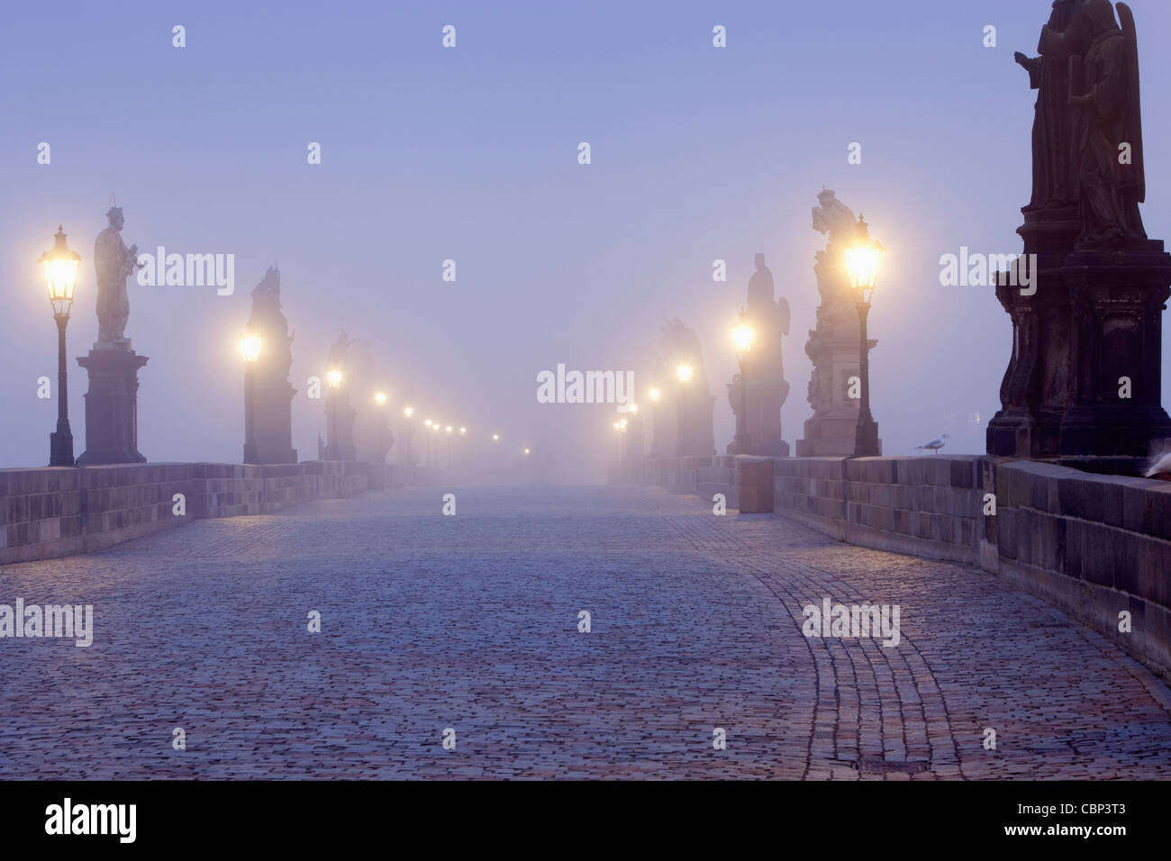 Tschechische Republik-Prag - Karlsbrücke auf nebligen Morgen Stockfoto