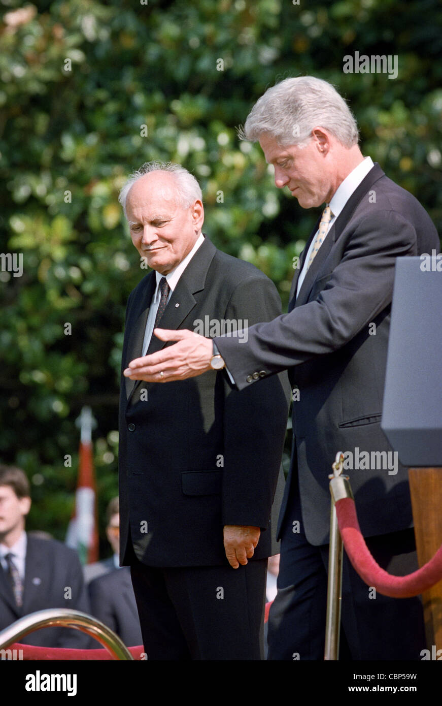 US-Präsident Bill Clinton Escort ungarische Präsident Arpad Göncz während einer Ankunft Staatsakt im Weißen Haus 8. Juni 1999. Stockfoto