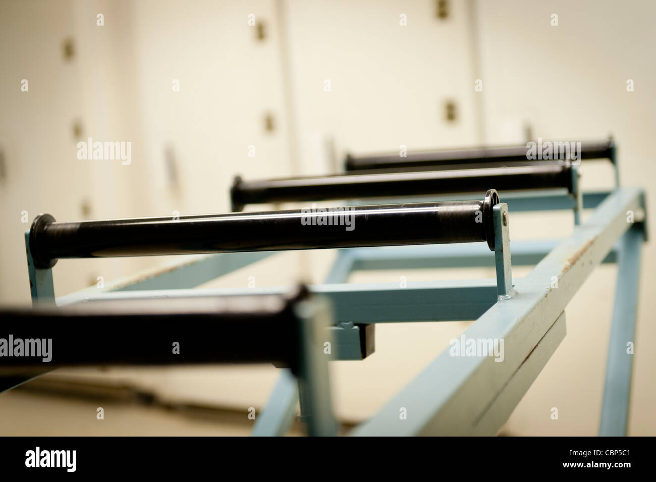 Hydraulischer Leichenwagen gegen die Türen des Leichenkühlschrankes Stockfoto