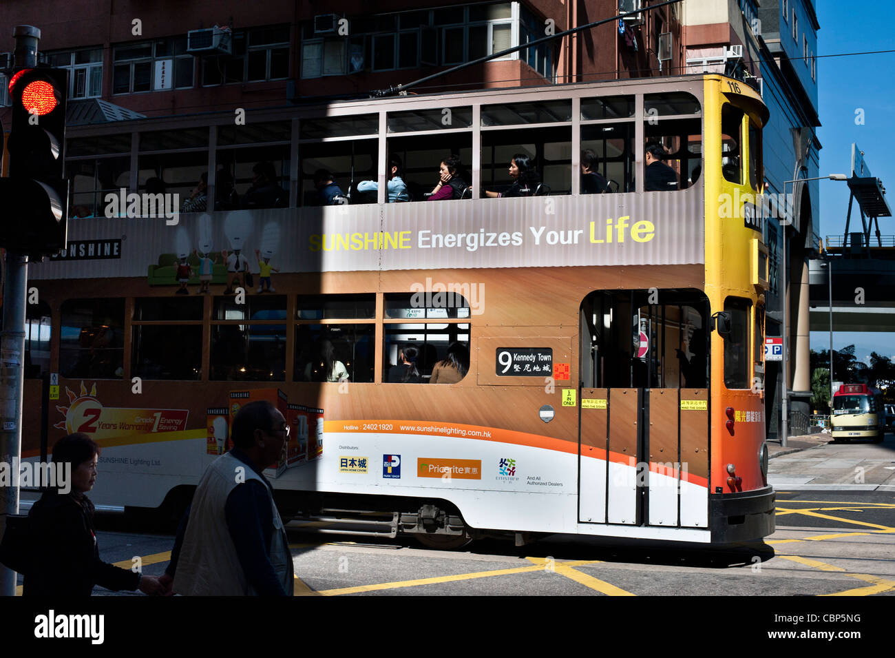 Westlicher Bezirk auf Hong Kong Island hat noch viele traditionelle Geschäfte und Straßen. Straßenbahn nach Kennedy Town. Stockfoto