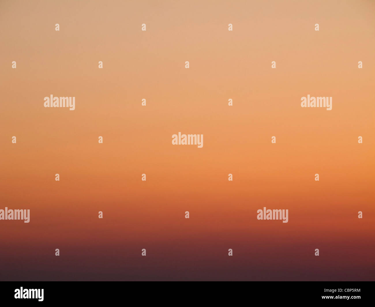 Bunte Himmel nach Sonnenuntergang, Hintergrund Farbverlauf von Orange Magenta Stockfoto