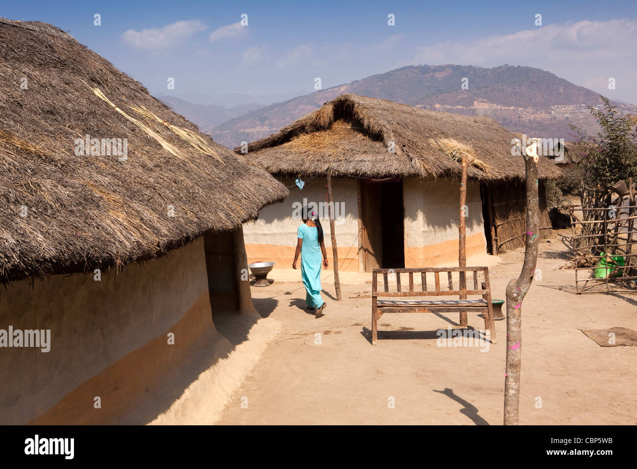 Indien, Manipur, Lairouching Hills, Frau in Verbindung der lokalen aus Holz erbaute Haus Dung gerendert Stockfoto