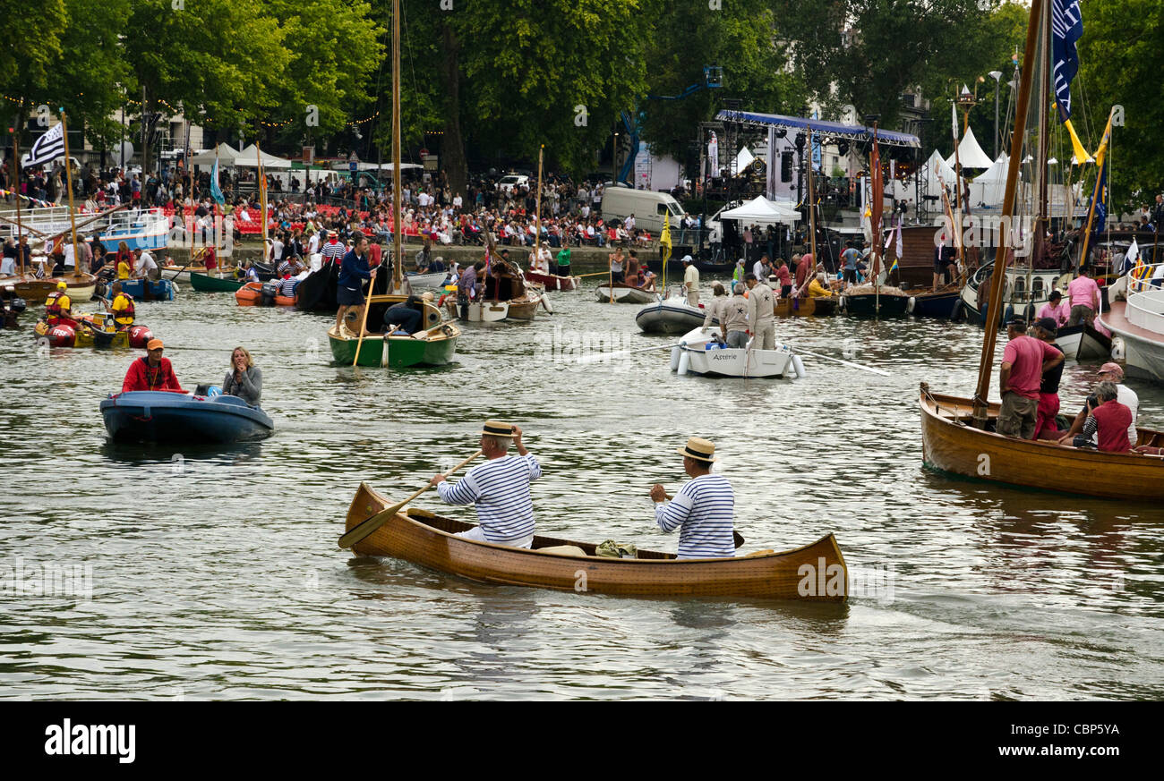 Rendez-Vous De L'Edre mit bunten Regatten mit Booten Nantes Frankreich Stockfoto
