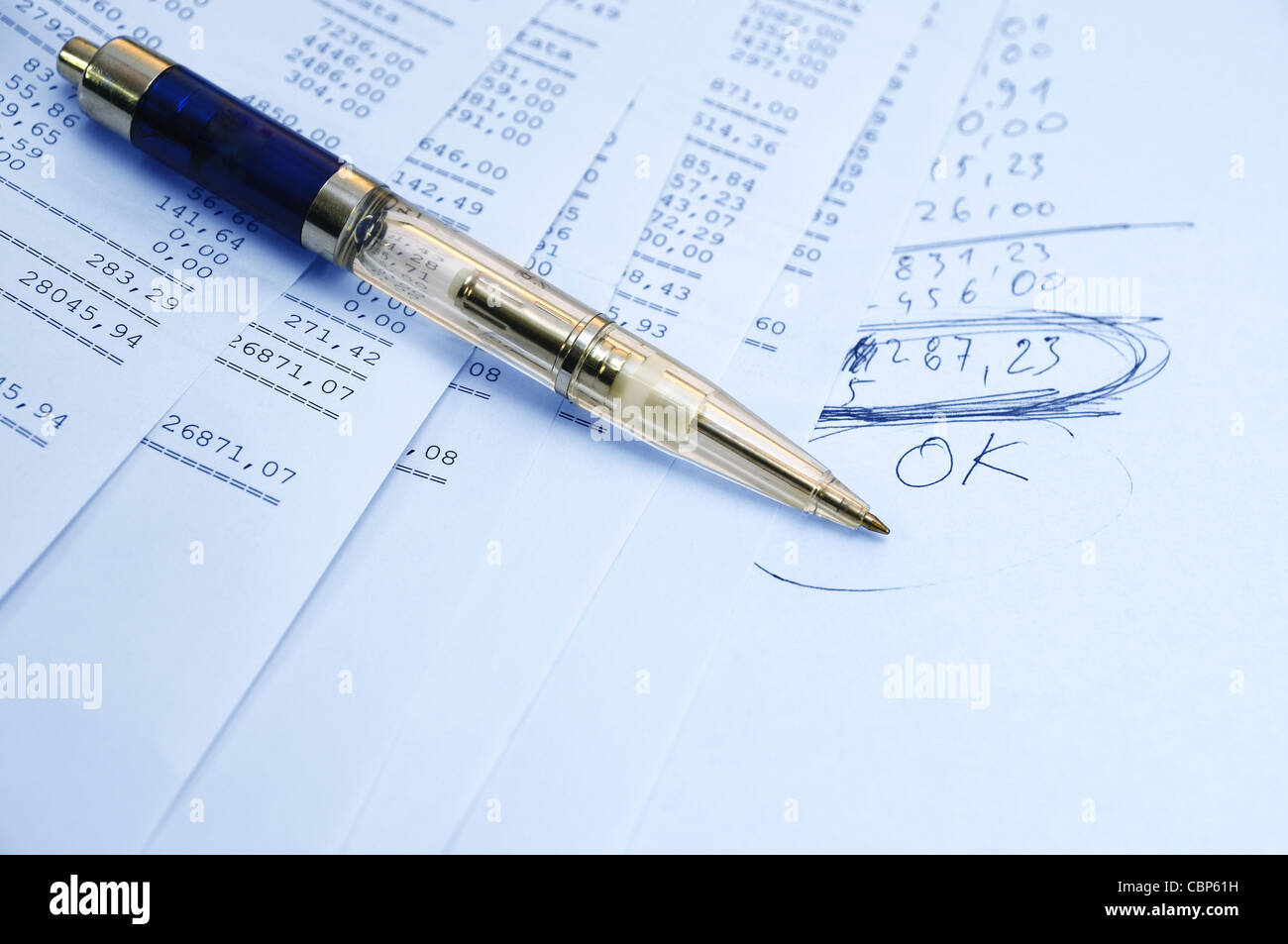 Drucke des Finanzberichts auf ein Blatt und einen Stift Stockfoto