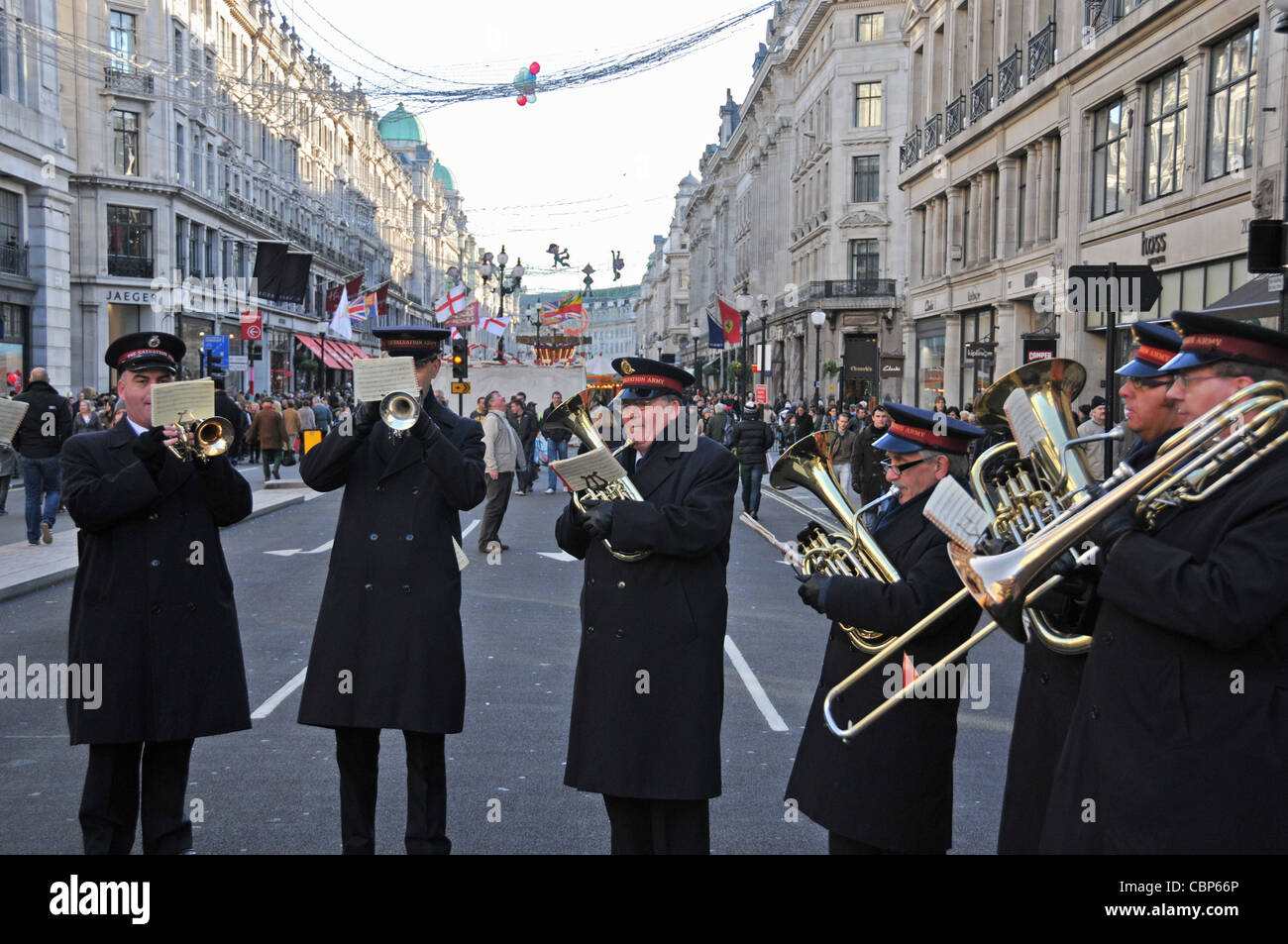 Heilsarmee Brassband Regent Street London Weihnachten shopping Event Straßen geschlossen im West End, Kunden zu gewinnen Stockfoto