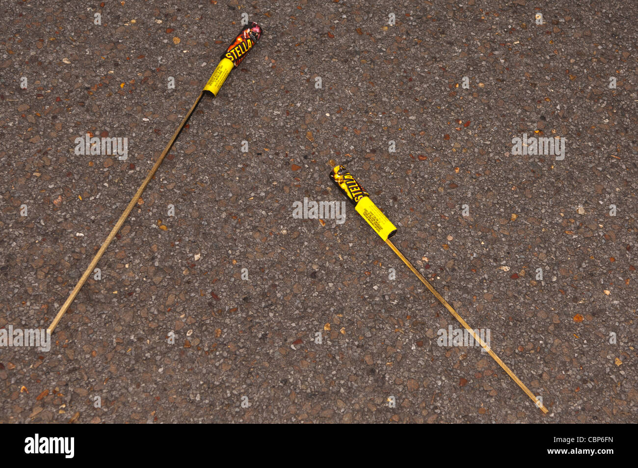 Gebrauchte Feuerwerksraketen gefunden auf der Straße nach Feuerwerk Nacht im Vereinigten Königreich Stockfoto