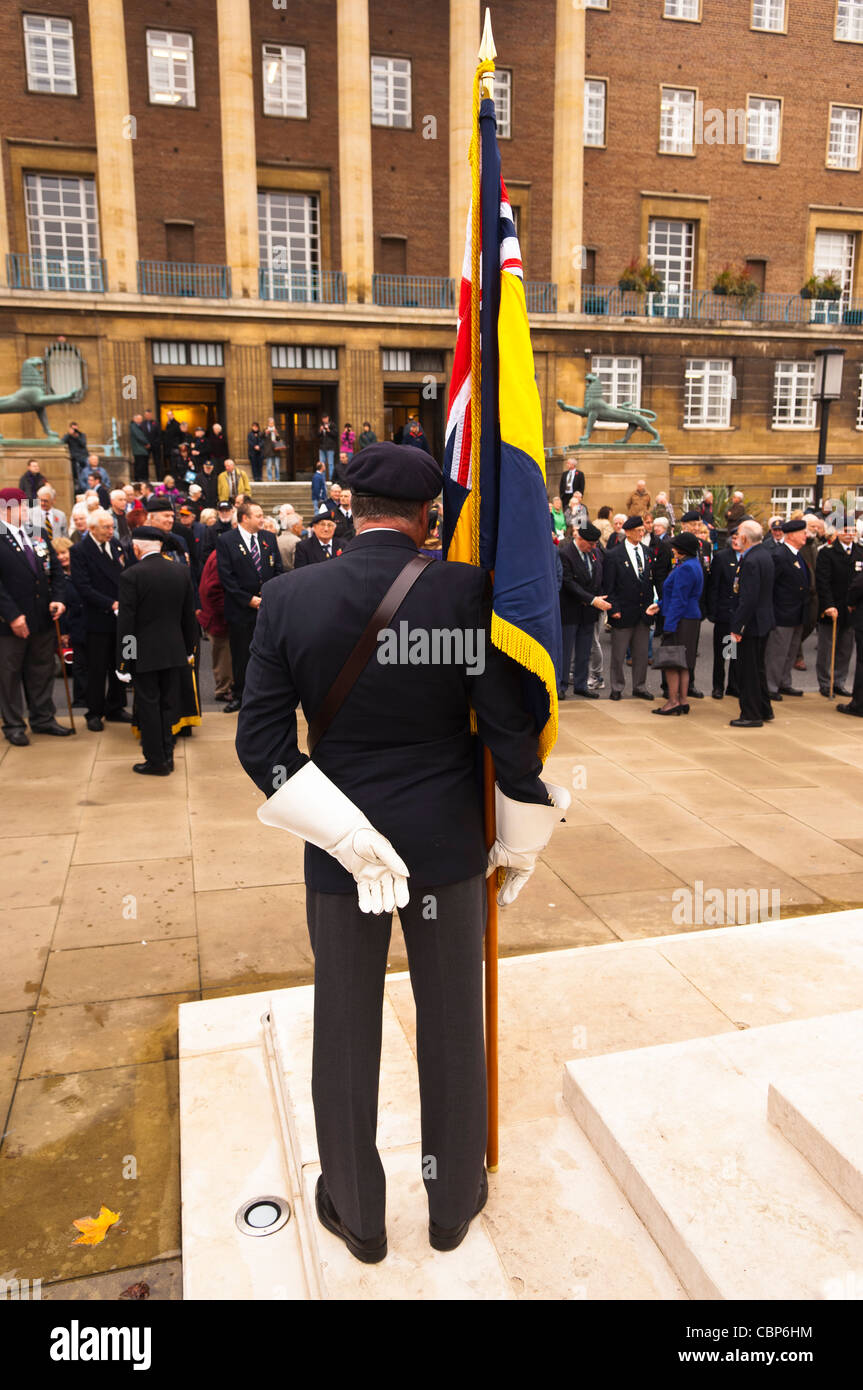 Volkstrauertag (auch bekannt als Poppy Tag oder Tag des Waffenstillstands) vor dem Rathaus in Norwich, Norfolk, England, Großbritannien, Uk Stockfoto