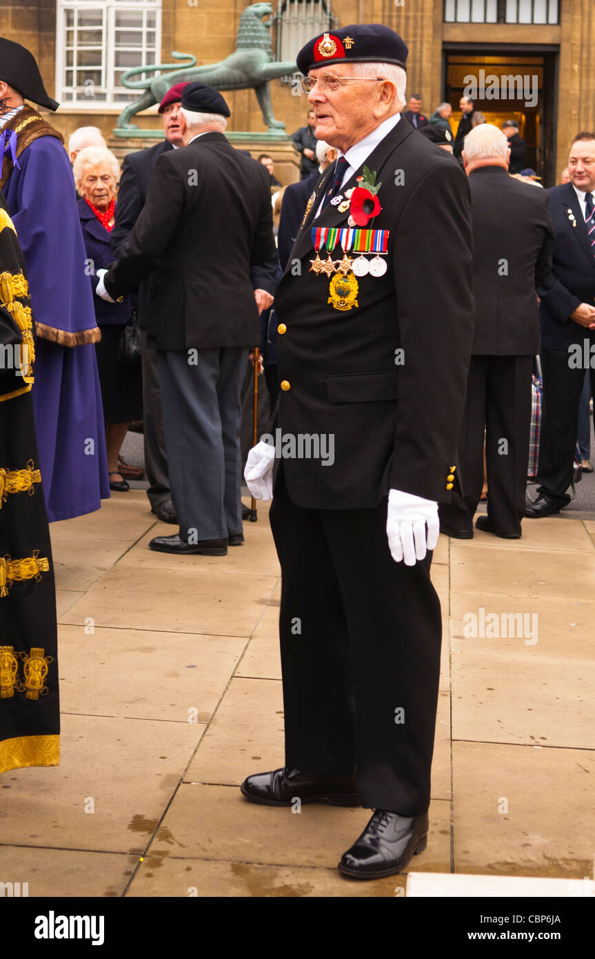 Eine verzierte Kriegsveteran am Remembrance Day (auch bekannt als Poppy Tag oder Tag des Waffenstillstands) in Norwich, Norfolk, England, Uk Stockfoto