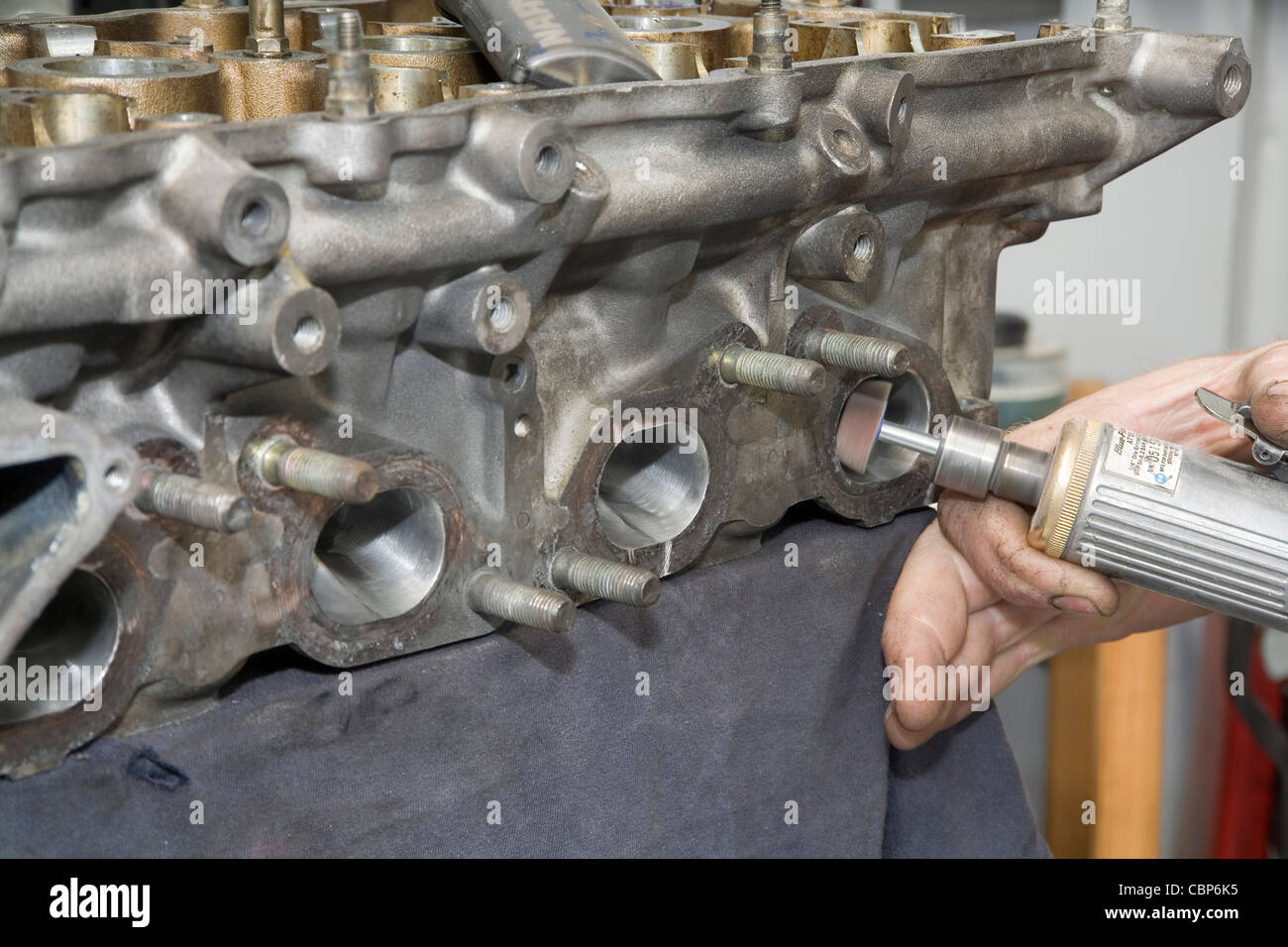 Automobil-Ingenieur Hand Portierung eines Auto-Zylinderkopfes für erhöhte Leistung Stockfoto