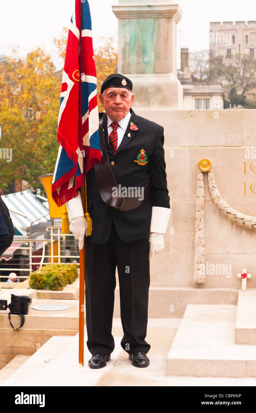 Volkstrauertag (auch bekannt als Poppy Tag oder Tag des Waffenstillstands) vor dem Rathaus in Norwich, Norfolk, England, Großbritannien, Uk Stockfoto