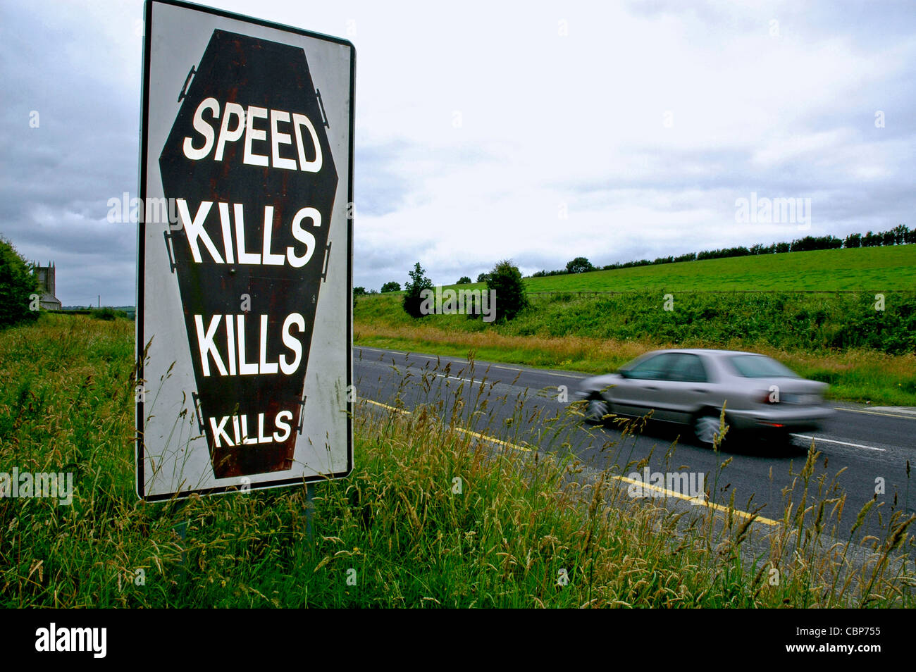 Auto vorbei Beschleunigung Zeichen in Form eines Sarges. Schild 'Speed tötet, tötet, tötet', Letterkenny Road, Donegal, Irland. Stockfoto
