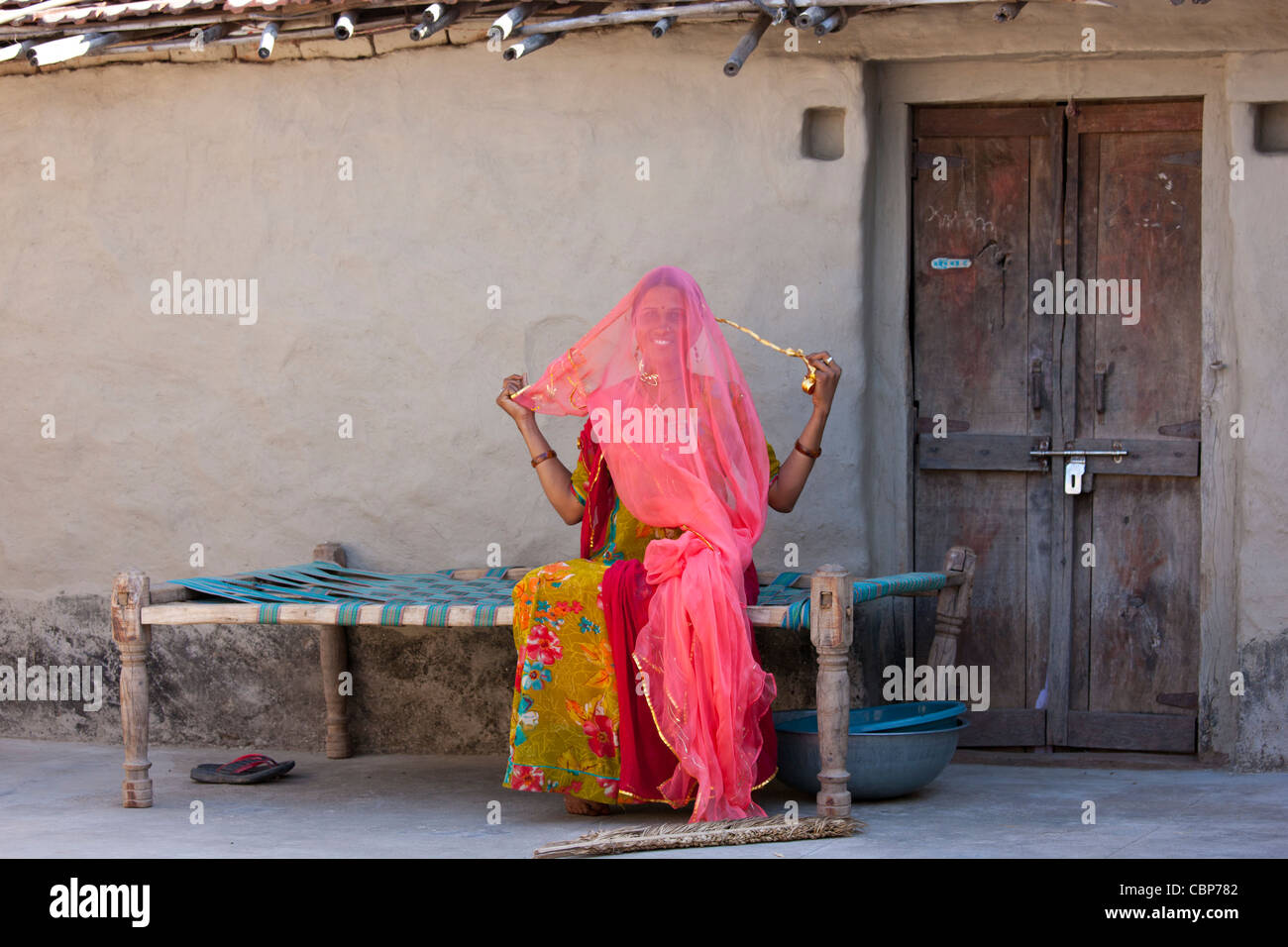 Young-indisch-hinduistischen Mädchen 20 Jahre machen Brautschleier zu Hause in Tarpal in Pali Bezirk von Rajasthan, Westindien Stockfoto