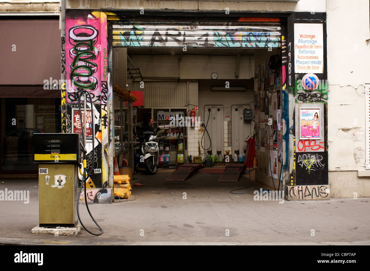 Graffiti verziert Moped Garage im Zentrum von Paris. Stockfoto