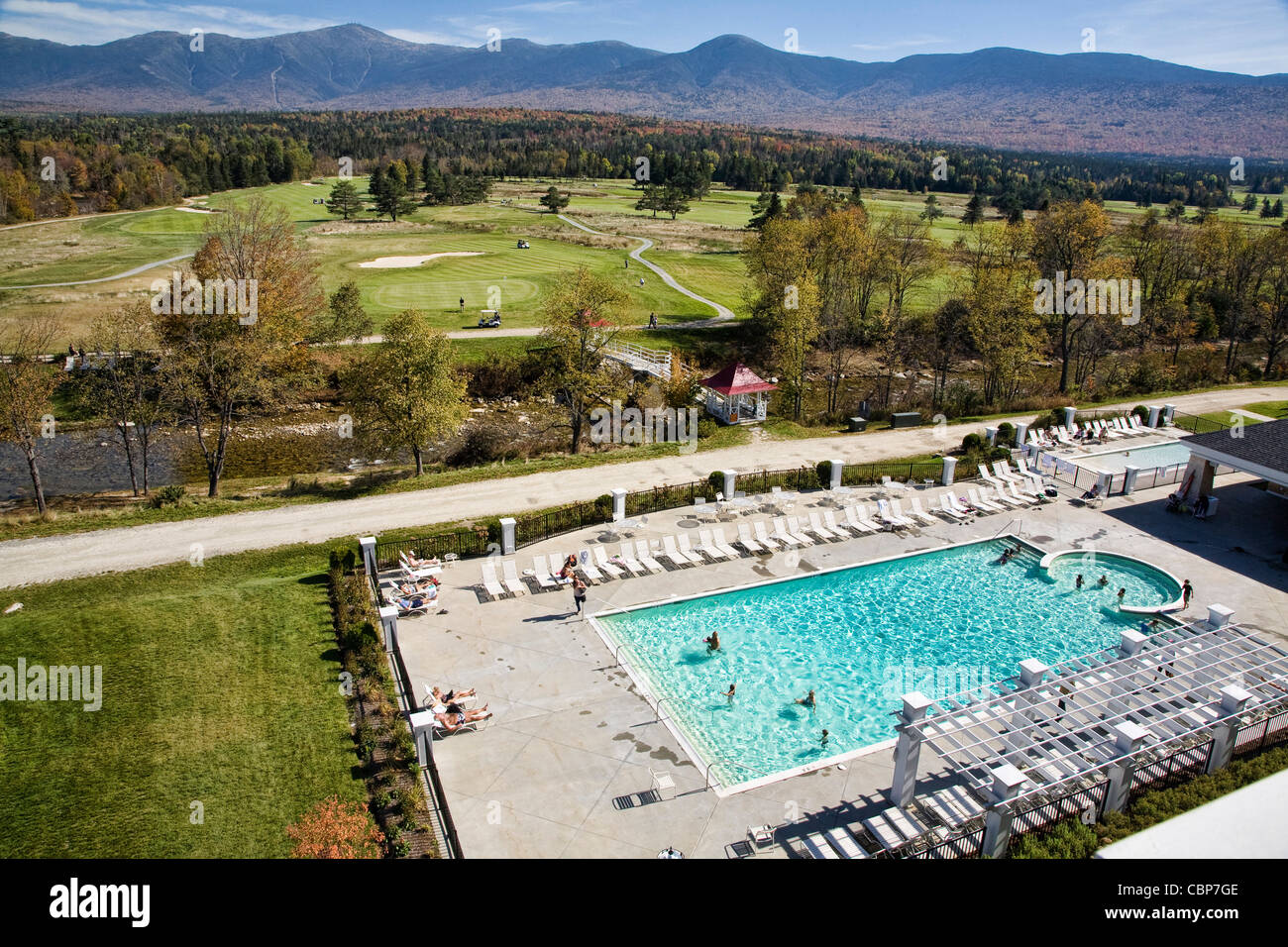 Den Pool und den Golfplatz im Omni Mount Washington Resort unter Mount Washington in Bretton Woods, New Hampshire. Stockfoto