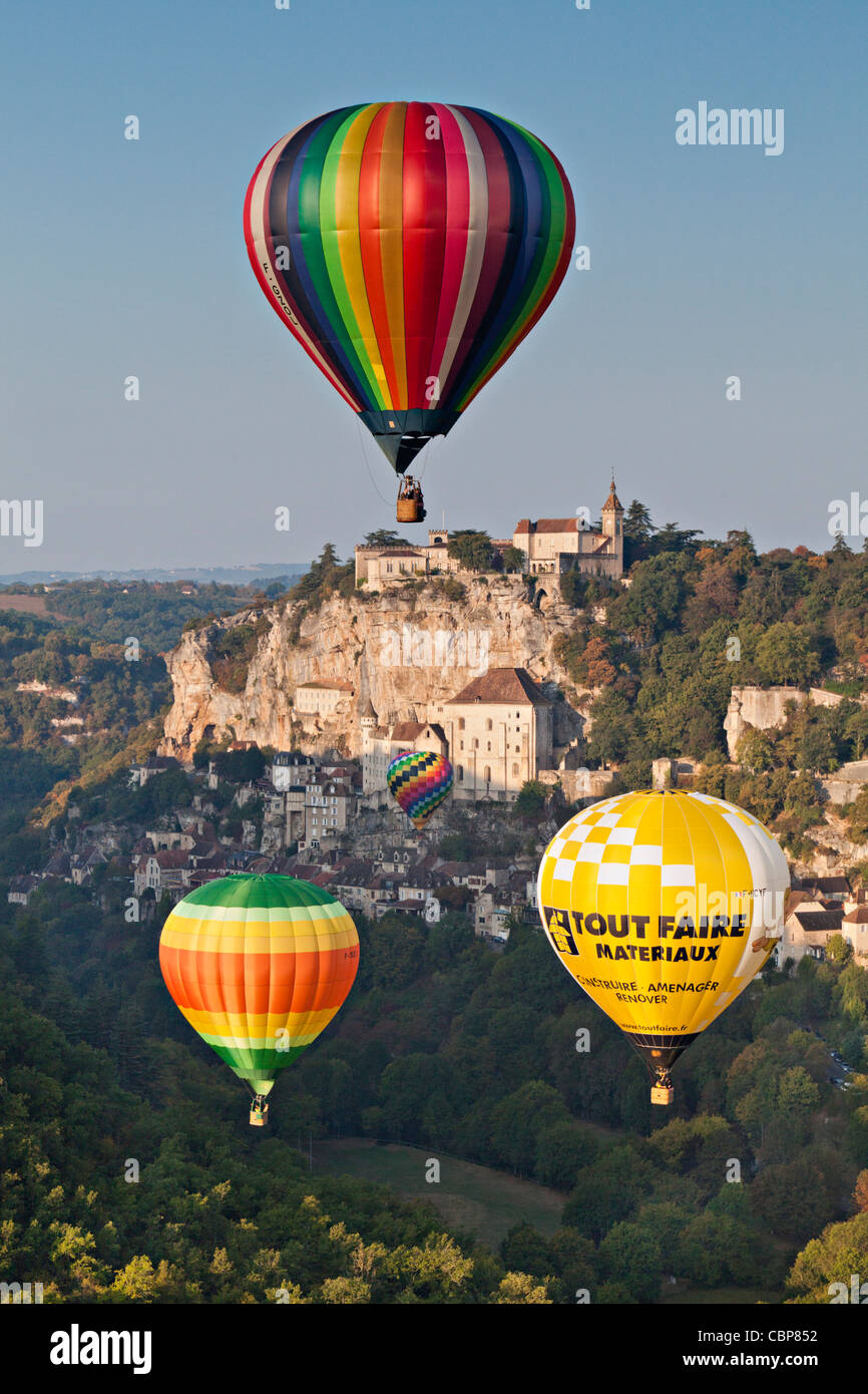 Heißluftballons (Montgolfieres) in Rocamadour in den frühen Morgenstunden. Stockfoto