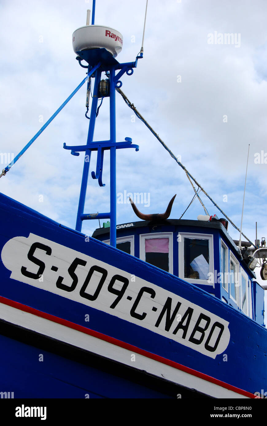 Blauen Fischerboot auf dem Quai entlang des Tejo in Belém, Lissabon, Portugal, Europa Stockfoto