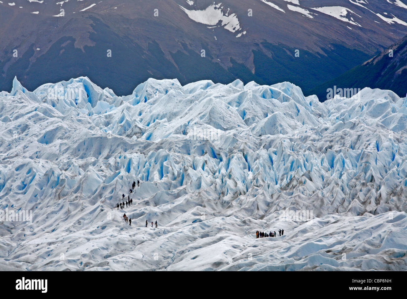Menschen am Perito Moreno Gletscher wandern. Los Glaciares National Park, El Calafate, Provinz Santa Cruz. Patagonien. Argentinien. Stockfoto