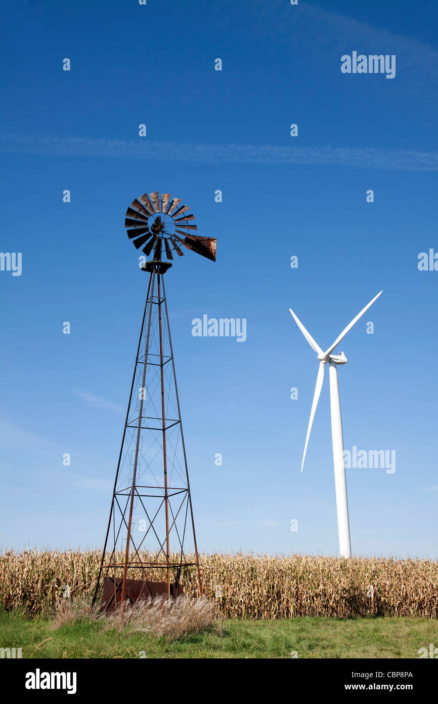 Altmodische Windmühle und Windkraftanlage im Maisfeld Indiana USA Stockfoto