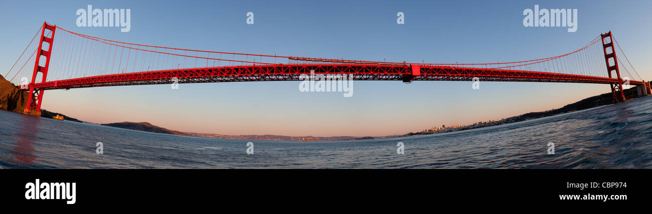 Golden Gate Bridge aus dem Wasser bei Sonnenuntergang San Francisco Kalifornien, USA Stockfoto