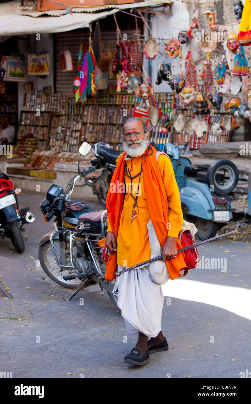 Hindu Sadhu heiliger Mann traditionellen Roben tragen Spaziergänge in der Altstadt in Udaipur, Rajasthan, Westindien Stockfoto