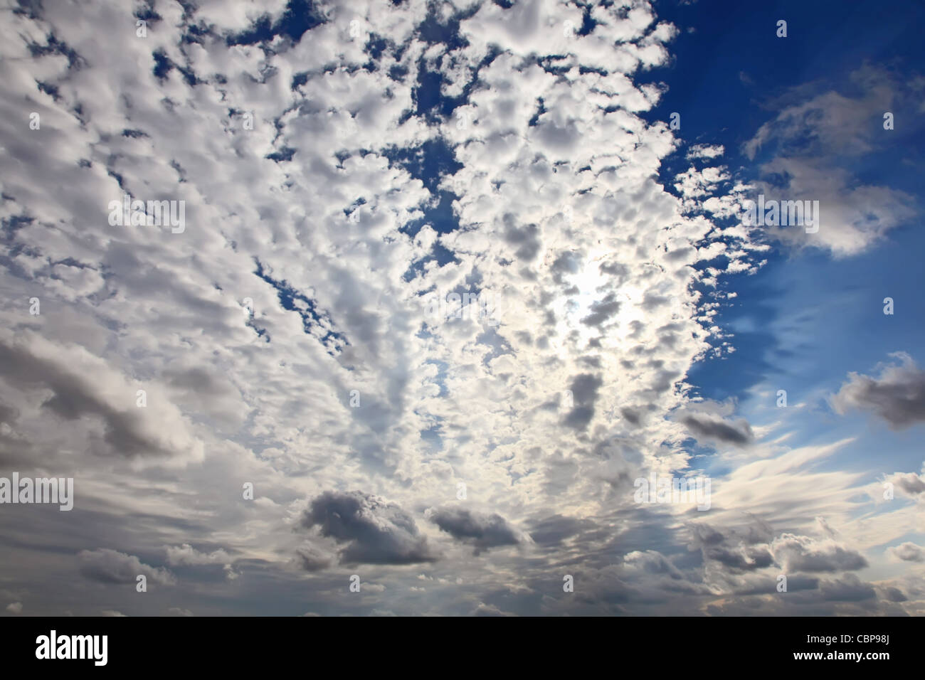 Blauer Himmelshintergrund. Wolken vor der Sonne. Hochauflösende Hintergrund für Ihr Kunstwerk. Stockfoto